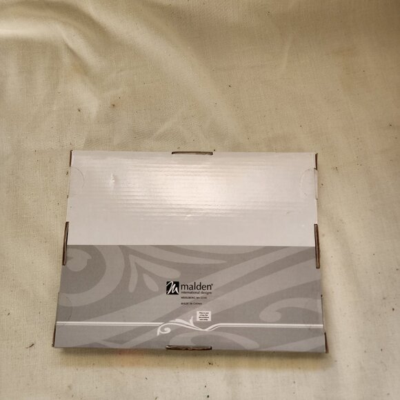 New in Box 7"X 9"Rectangular Metal Sisters Picture Frame For 4"x 6" Picture - Picture 4 of 6